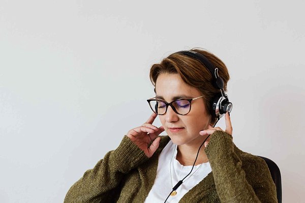 Чем отличается «слушать / listen» от «слышать / hear»